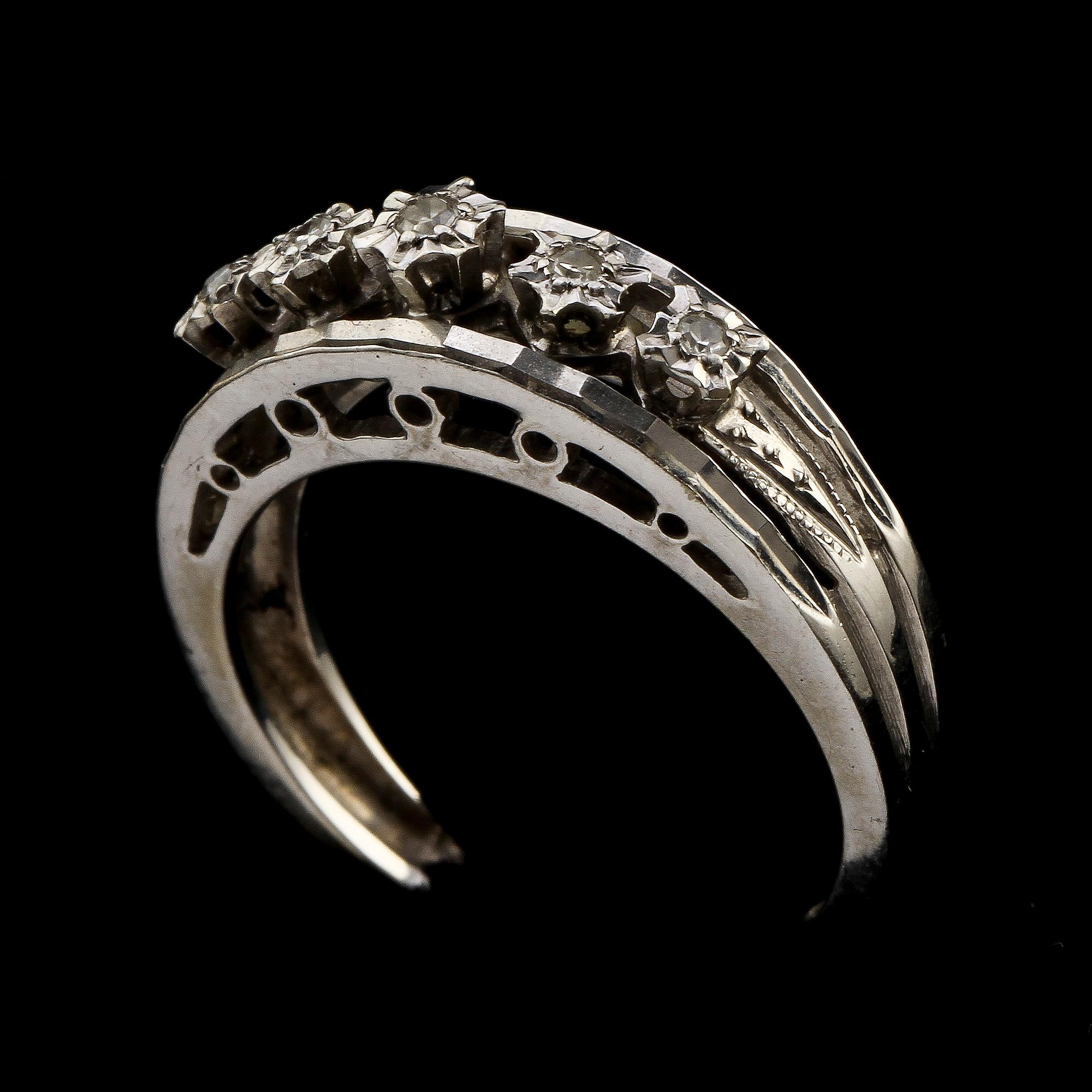 RINGAR, 2 st, 18k vitguld och briljanter, ca 0.15 resp 0.5 ct. Vikt 9 g.