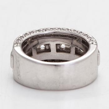 Ring, 14K vitguld, diamanter totalt ca 0.75 ct.