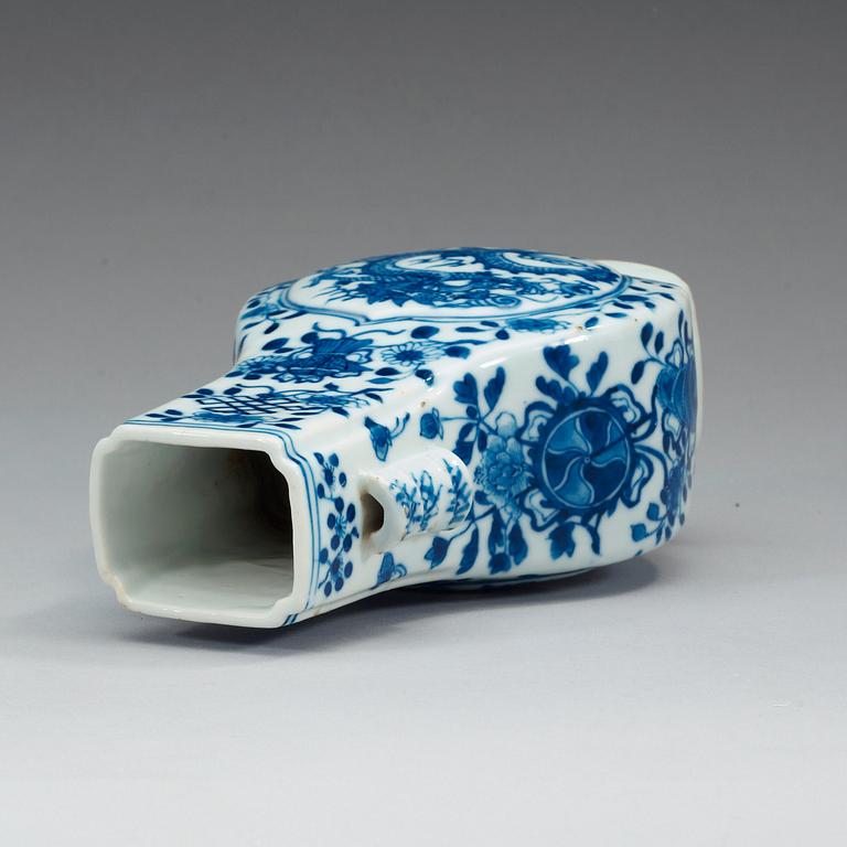 A blue and white vase, late Qing dynasty.