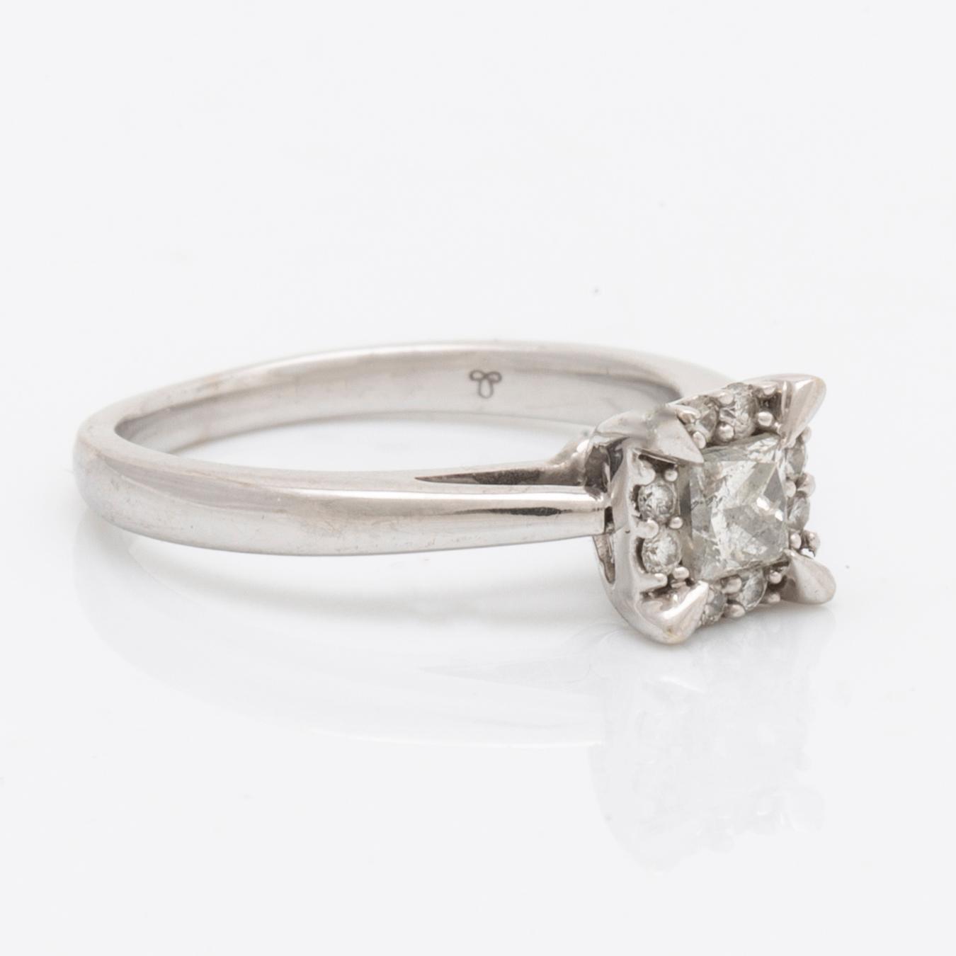 Ring 14K whitegold 1 princess-cut and brilliant-cut diamonds approx 0,30 ct in total.