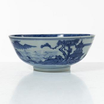 A blue and white export porcelain bowl, China, Qing dynasty early 19th century.