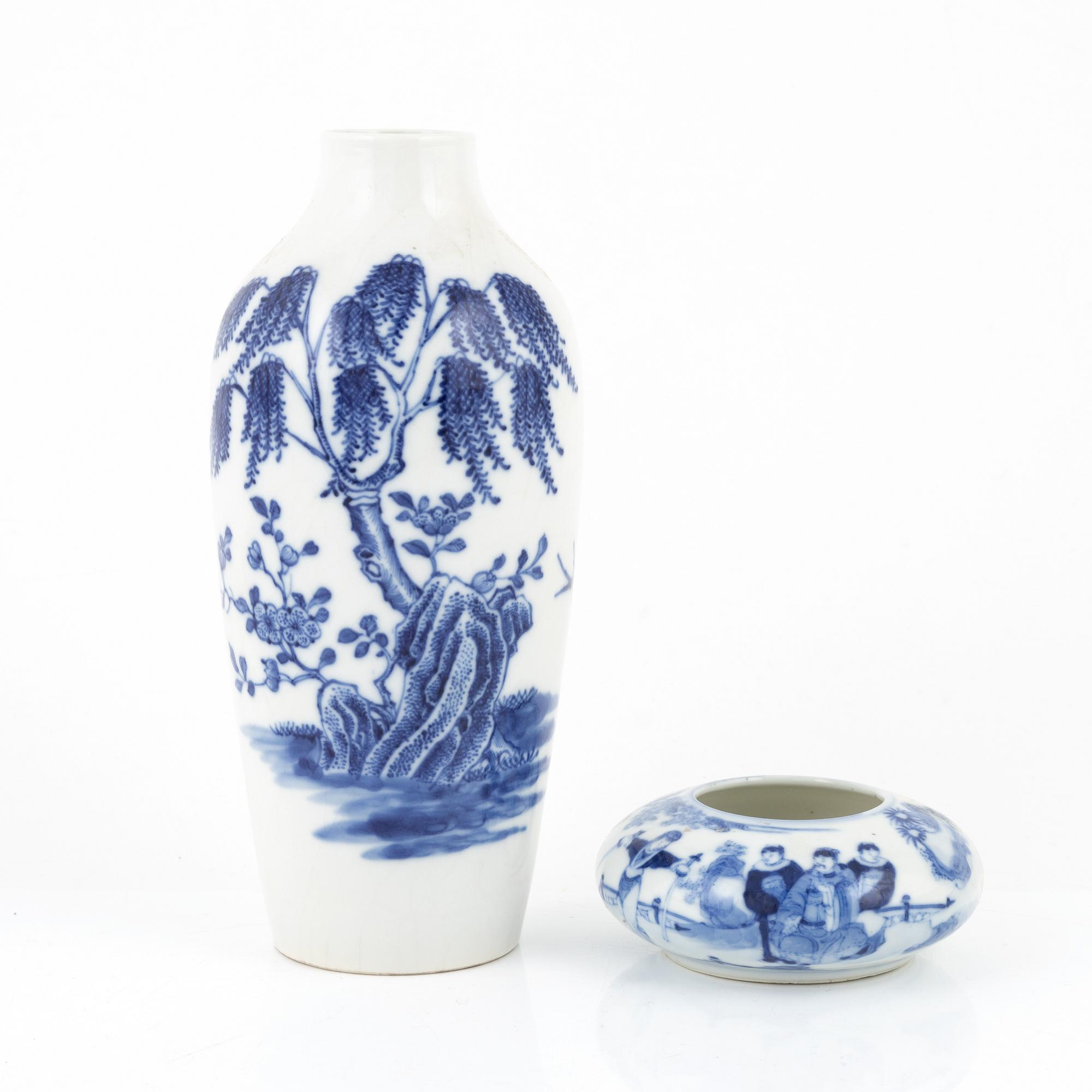 A blue and white brush washer and vase, Qing dynasty, 19th Century.