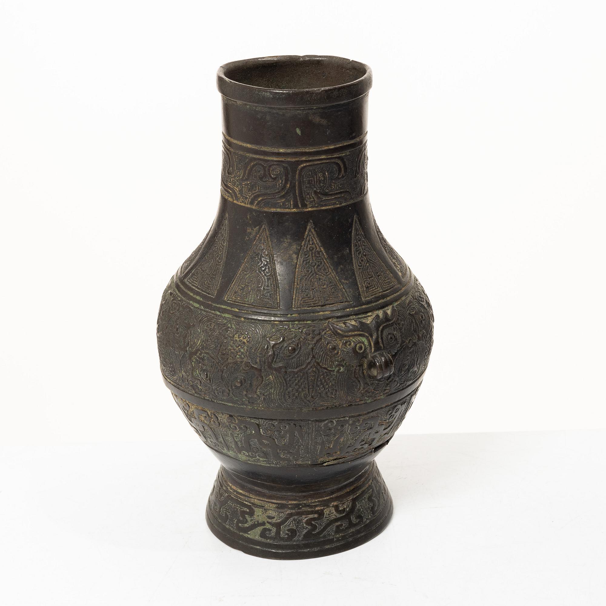 A bronze vase, late Ming dynasty, 17th century.