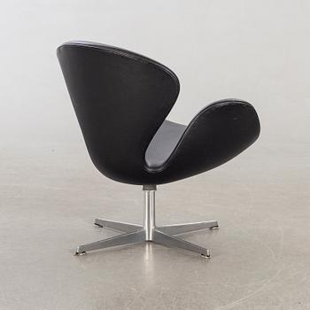 Arne Jacobsen, fåtölj, "Svanen", för Fritz Hansen Danmark, numrerad 7009.