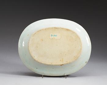 STEKFAT, tre stycken, kompaniporslin. Qing dynastin, tidigt 1700-tal.