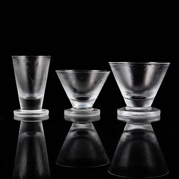 VICKE LINDSTRAND, a 16-piece 'Iced' glass service, Orrefors.