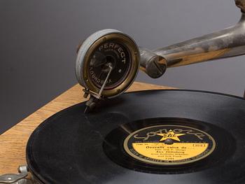 TRATTGRAMMOFON, omkring sekelskiftet 1900.