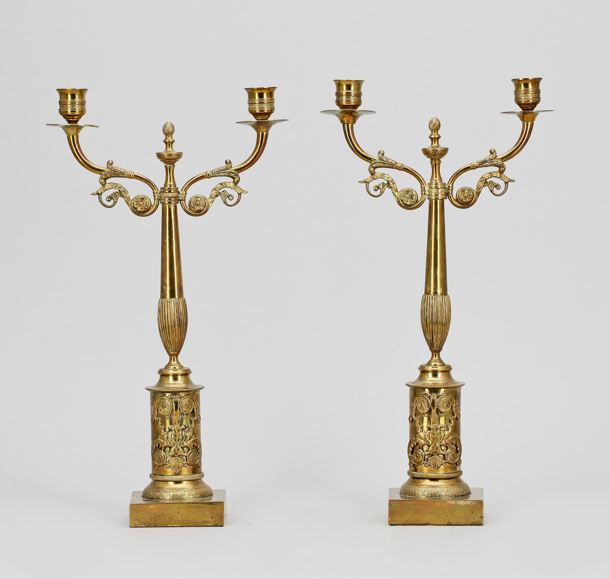 KANDELABRAR, ett par, mässing, empire, 1800-talets början.
