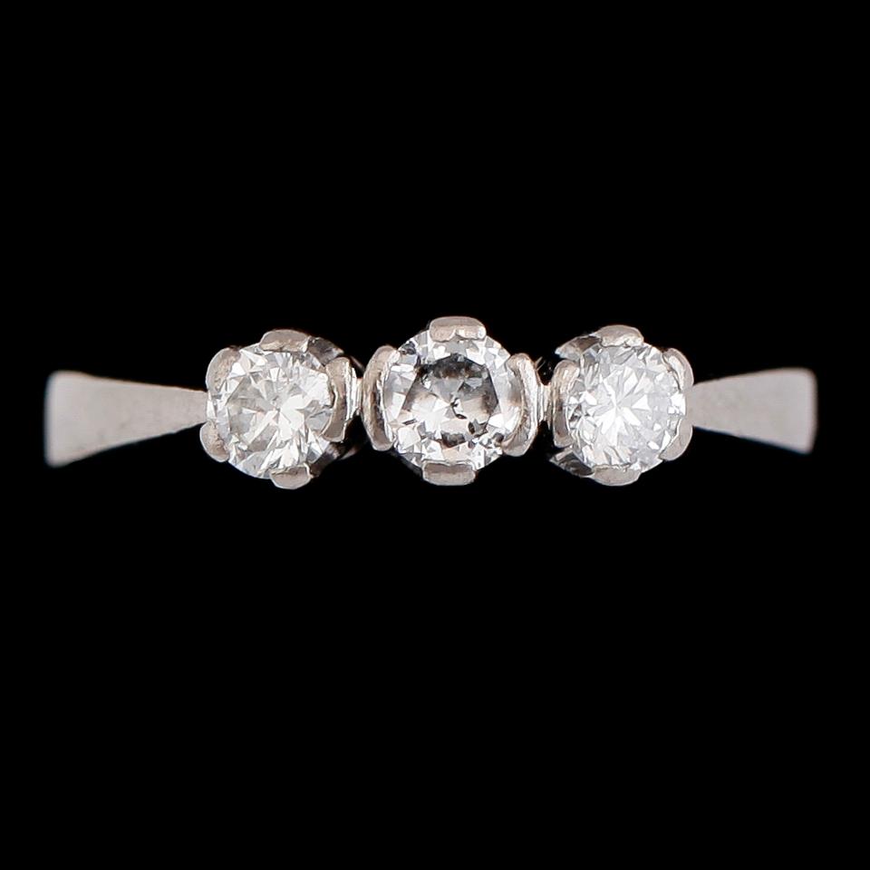 RING, 18 k vitguld, 3 briljantslipade diamanter tot ca 0.45 ct, svenska stämplar RGW, 1961.
