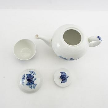 Service approximately 140 pieces "Blue Flower" Royal Copenhagen Denmark 20th century porcelain.