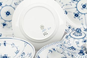 SERVISDELAR, 54 st, porslin, mestadels Royal Copenhagen, Musselmalet.