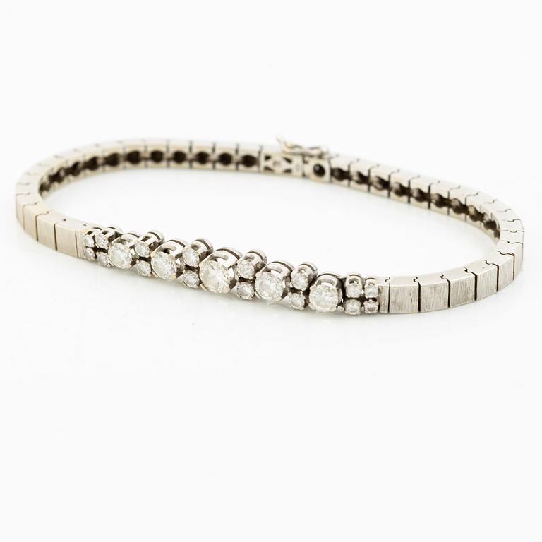 Bracelet 18K white gold with brilliant-cut diamonds.