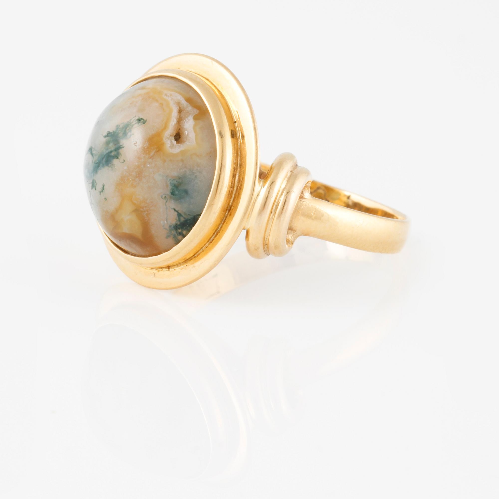 RING, med cabochonslipad sten.
