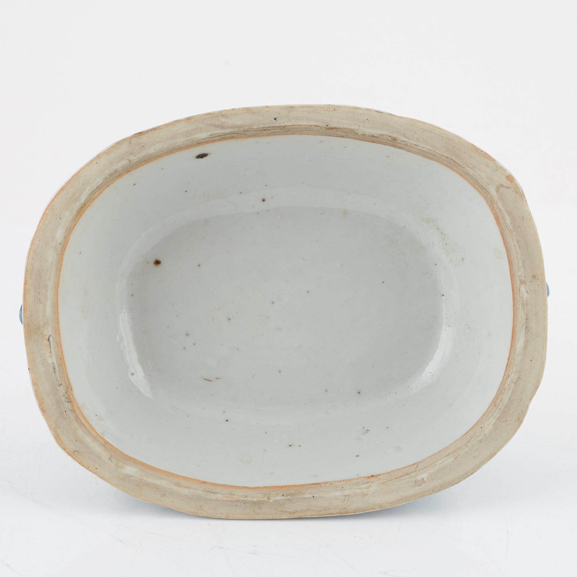 Terrin med lock, tallrik och smörterrin med lock och fat, porslin, Kina, 1700- och 1800-tal.