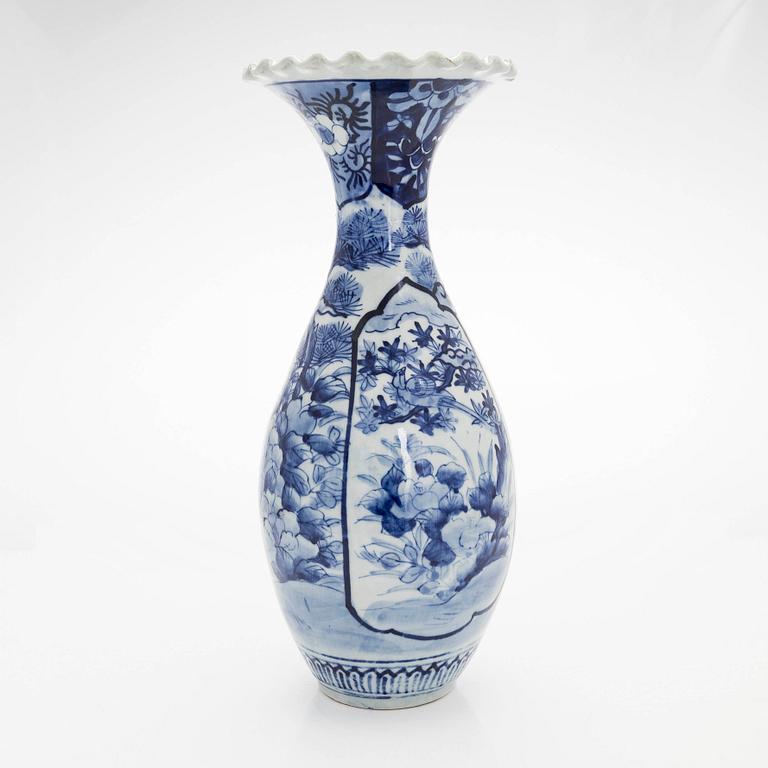 Mugg, porslin, Japan, Meiji (1868-1912) och vas, Meiji, tidigt 1900-tal.