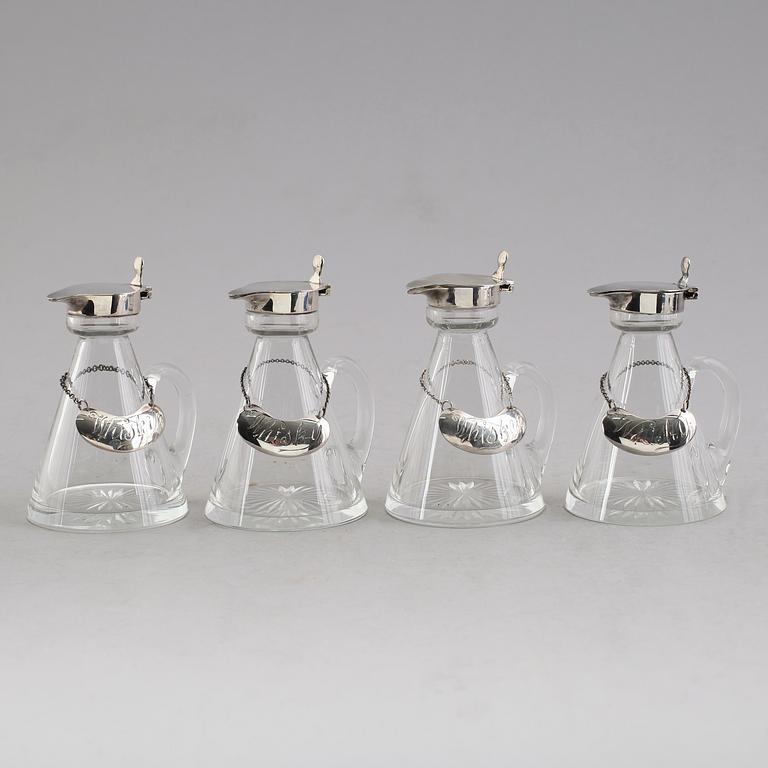 WHISKYKARAFFER, 4 st, glas med silverlock och etiketter, Birmingham 1929.