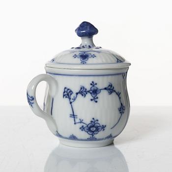Royal Copenhagen, cremekoppar med lock, 12 st samt bricka, "Musselmalet", Danmark.