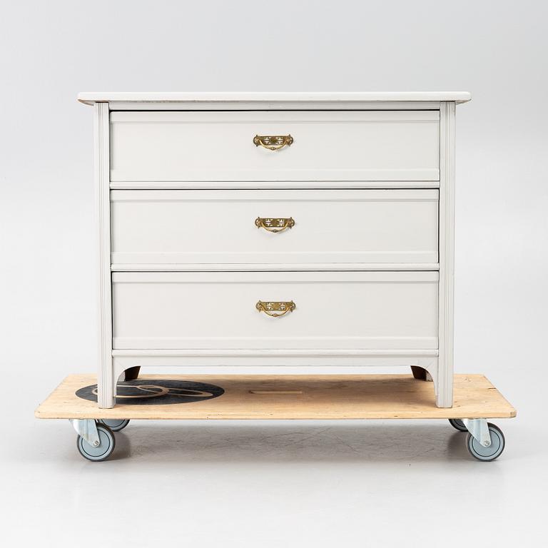 A chest of drawers, early 20th Century.