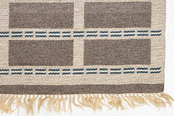 A machine-woven carpet (so-called double-woven), approx. 284 x 202 cm.
