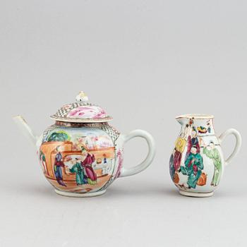 A group of 7 porcelain objects, Qing dynasty, 18th/19th century.