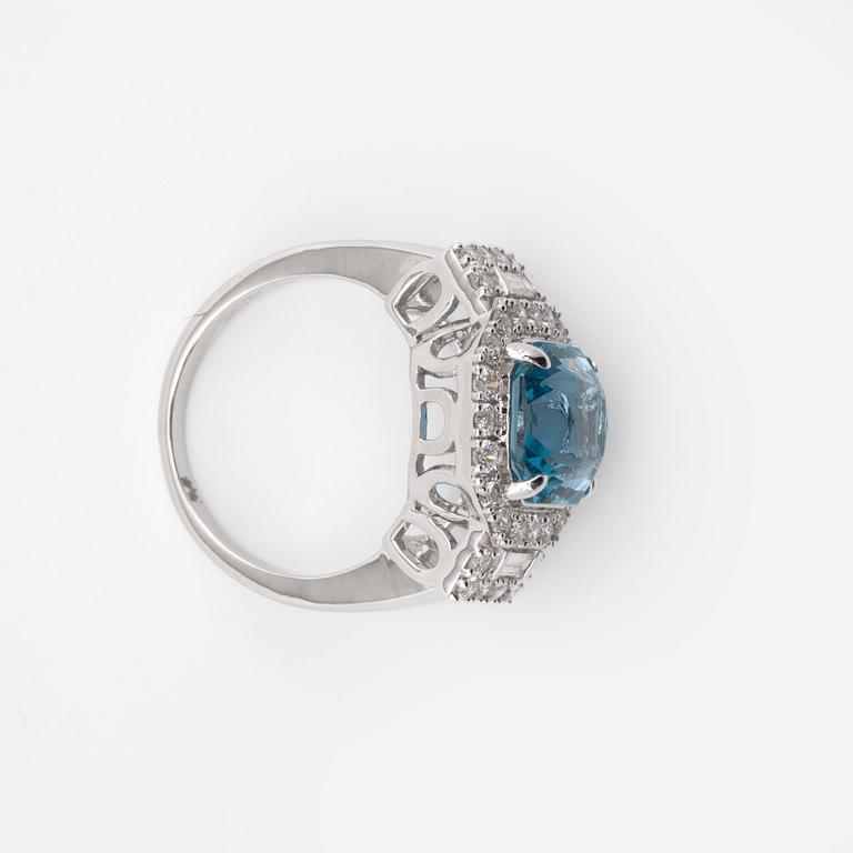 An aquamarine, 4.50 ct, brilliant- and baguette-cut diamond ring.
