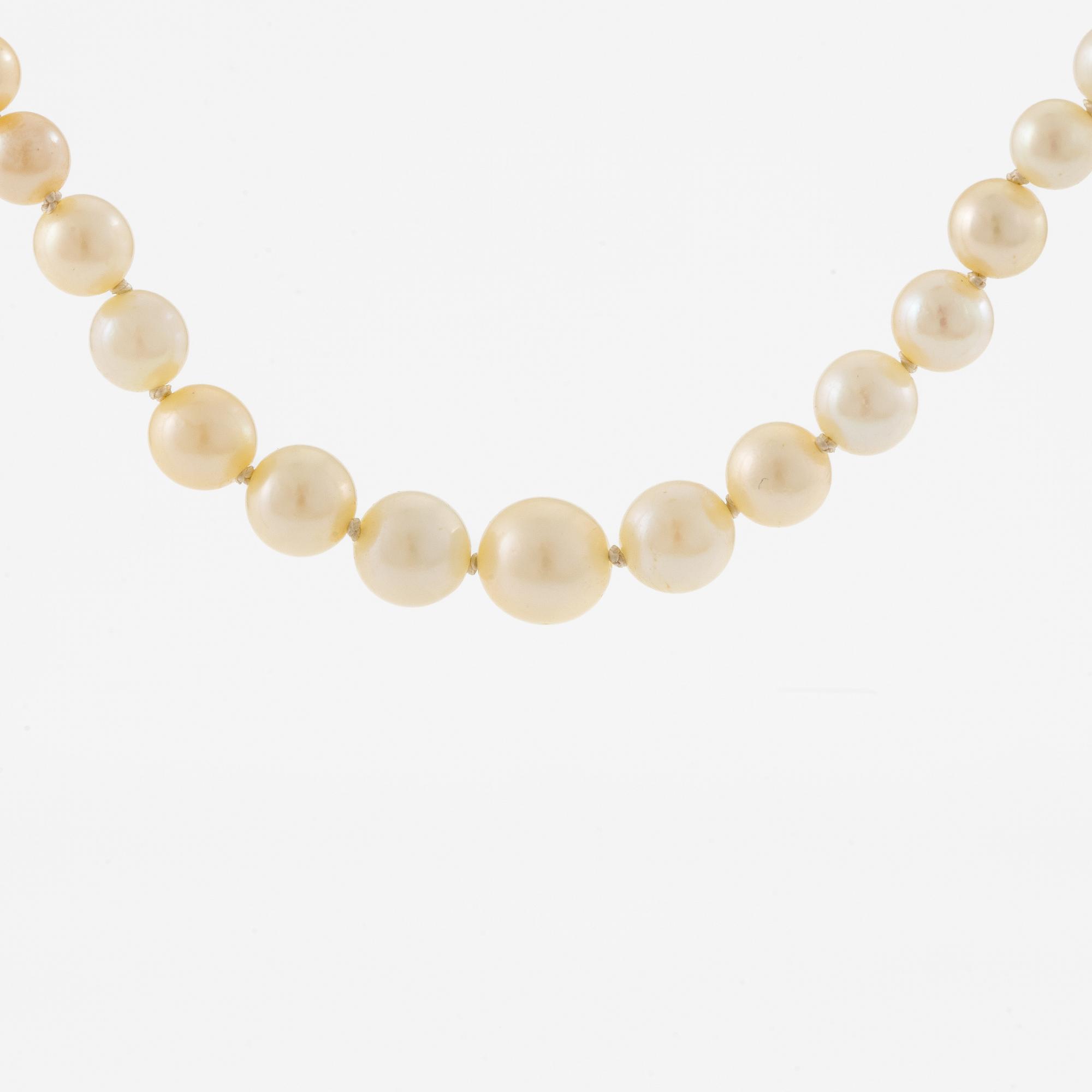 Pearl necklace, with graduated cultured pearls, clasp in gold set with brilliant-cut diamonds and a pearl.