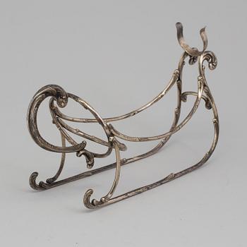 A PLATE BOTTLE STAND, 19th century.