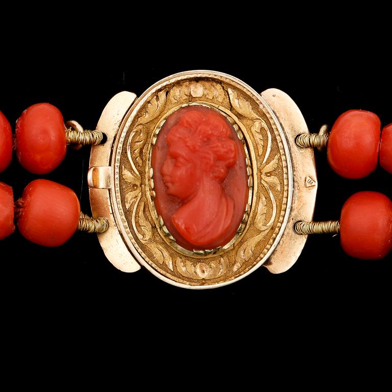 COLLIER, korall, lås i 18 k guld med korallcamé, omkring 1900.