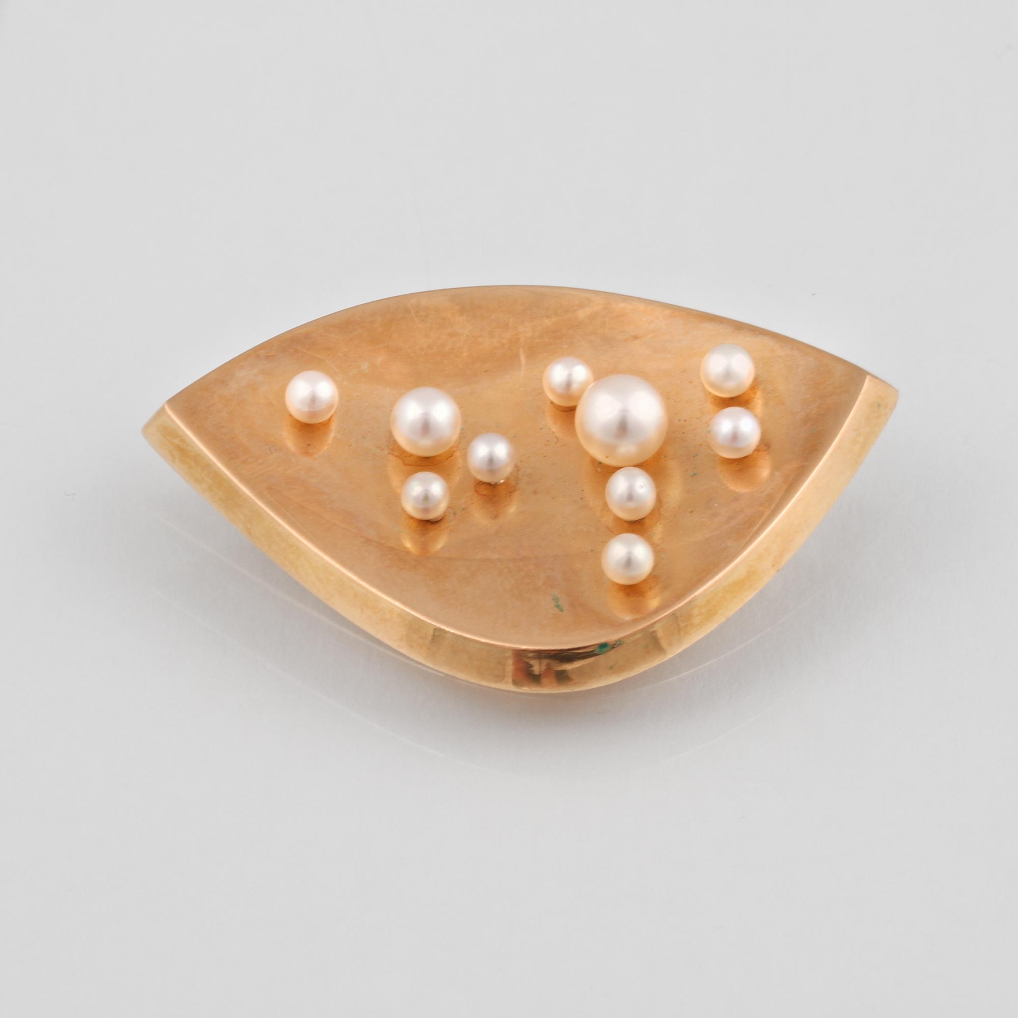 BROSCH, 18K guld med 10 odlade pärlor, Guldvaruhuset, Stockholm, 1961. Vikt 7,5 gram.