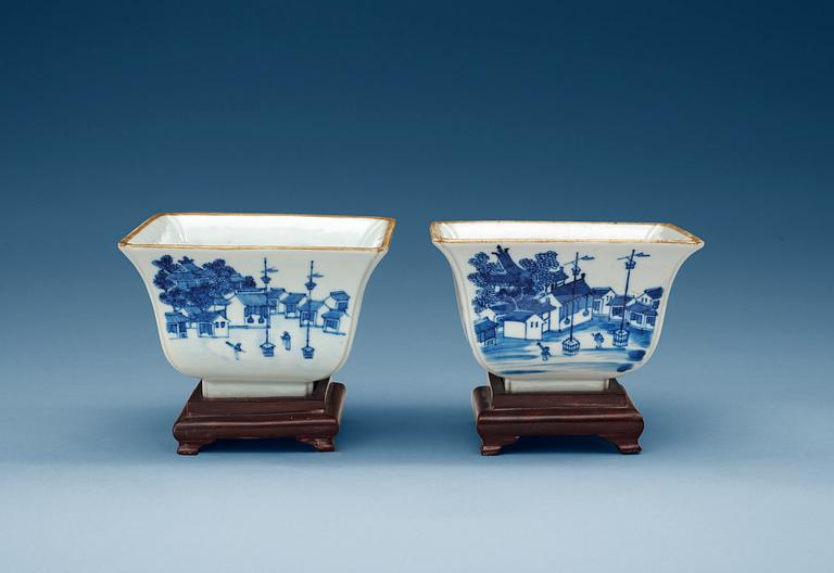 A pair of blue and white bolws. Jiaqing (1796-1820).