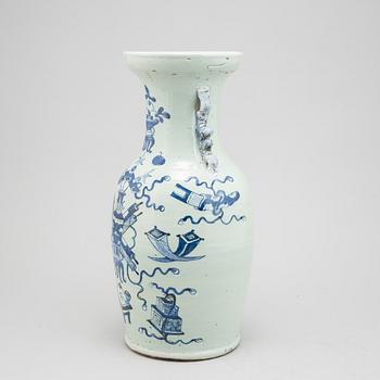 A Chinese porcelain vase, Qing dynasty, 19th century.