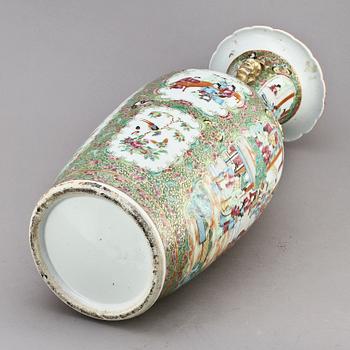 GOLVURNOR, ett par, porslin, Kina, 1800-tal.