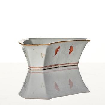 A Chinese famlle rose porcelain bowl, late Qing dynasty.