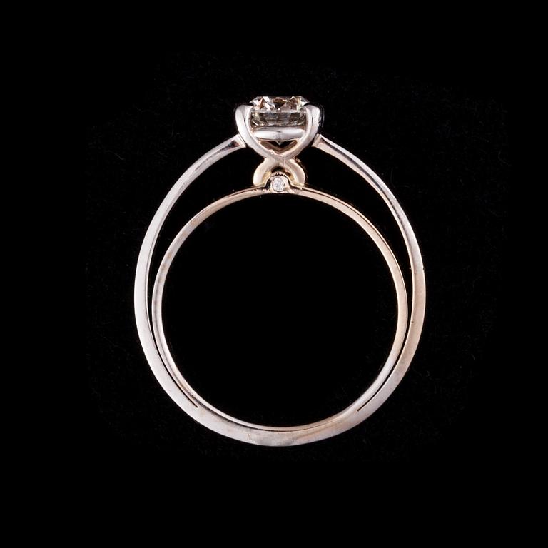 RING, 18K vitguld, mittstenen briljantslipad diamant 0,70 ct. Vikt 5,9 g. Intyg.