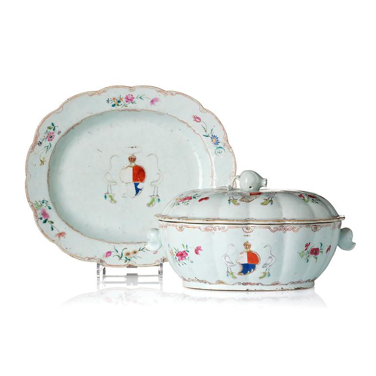 Terrin med lock och fat, vapenporslin. Qingdynastin, Qianlong (1736-95).