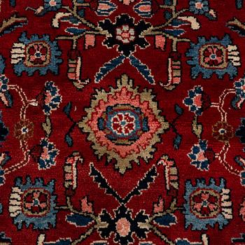 A CARPET. Old West persian, Around 500 x 285 cm.