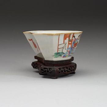 A famille rose bowl, Qing dynasty late 19th century.