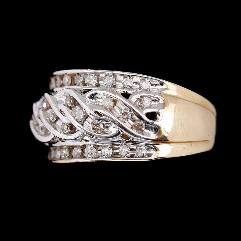 RING, 10 k guld och vitguld, briljantslipade diamanter tot 0.50 ct.