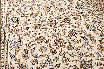 A Kashan carpet, a. 287 x 196 cm.