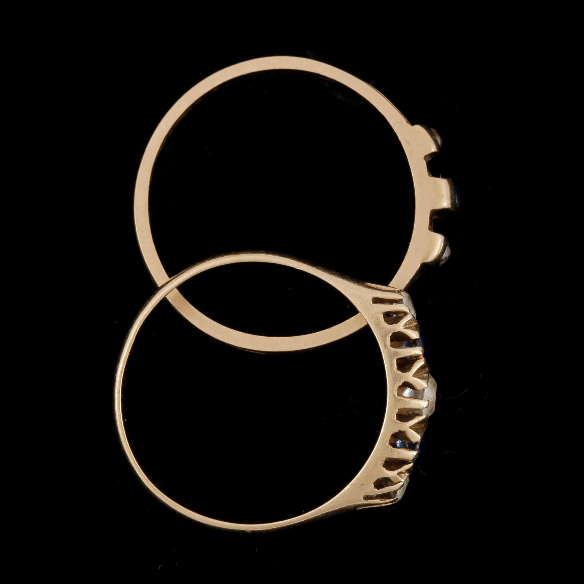 RINGAR, 2 st, 18k guld med små diamanter och safirer. Total vikt ca 4,5 gram.