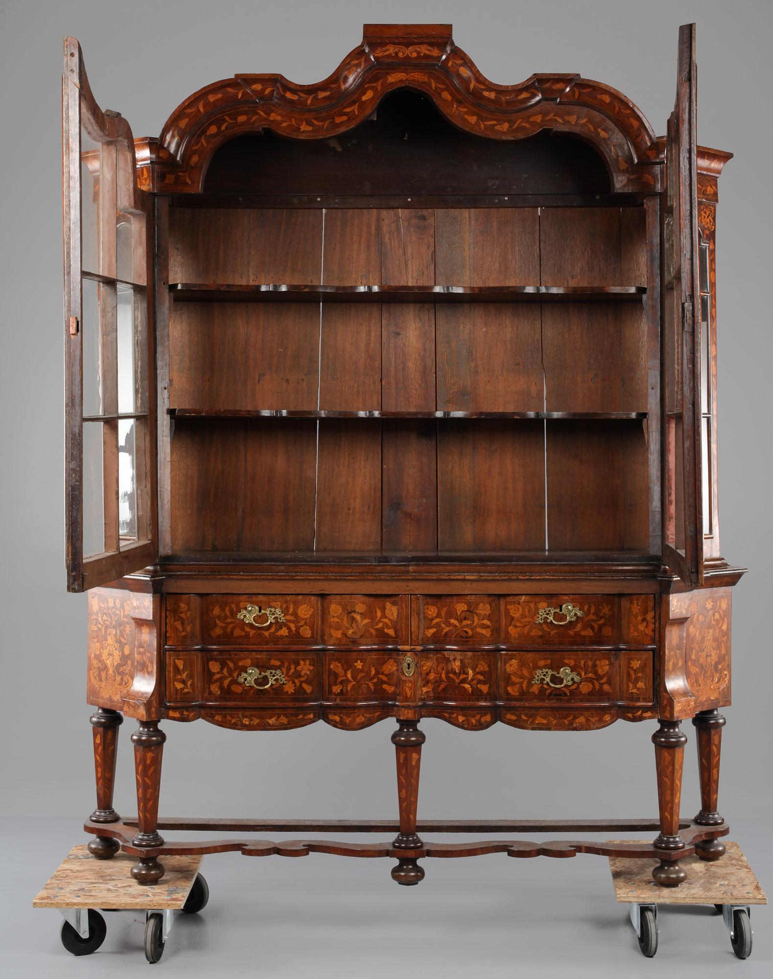 VITRINSKÅP, Holland, 1700-tal.