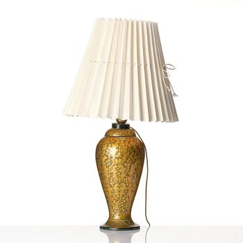 Bordslampa, Kashmir Indien, 1900-talets mitt. Lampan gåva från Indira Gandhi till Alva Myrdal, visitkort medföljer.