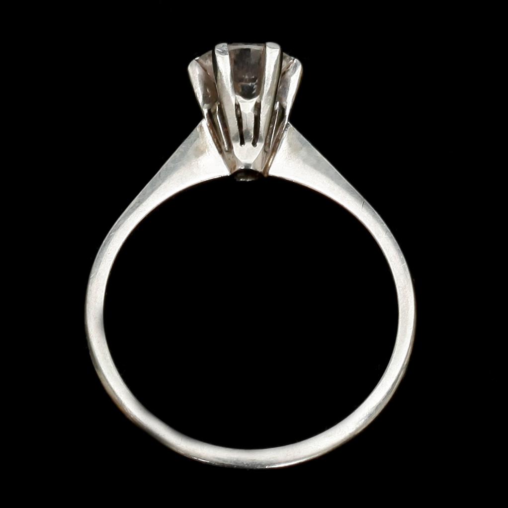 RING, 18k vitguld med briljantslipad diamant tot ca 0,59 ct enligt gravyr. Vikt 2,9 g.