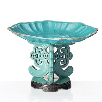 A turquoise glazed dish with stand, Qing dynasty, 19th century.