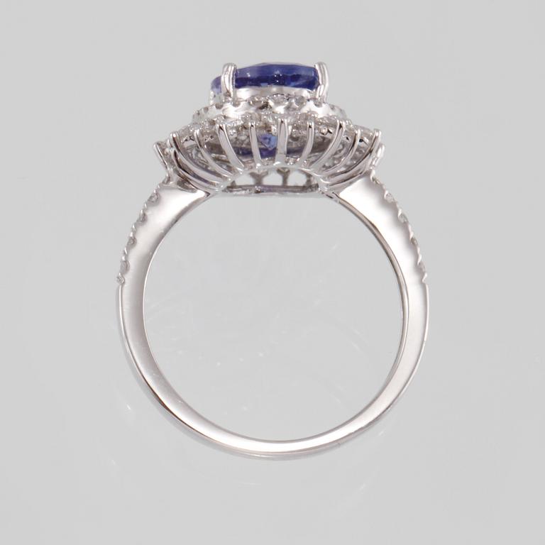 RING, 18K vitguld med ovalslipad tanzanit 2.12 ct samt briljantslipade diamanter 0.74 ct. Vikt 3,7 gram.