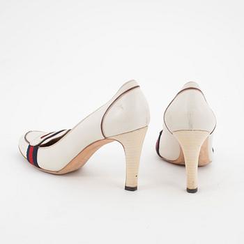 GUCCI, a pair of creme leather pumps. Size 38.