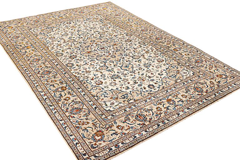 A Kashan carpet, a. 340 x 242 cm.