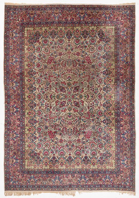 A Kerman carpet, approx. 420 x 300 cm.