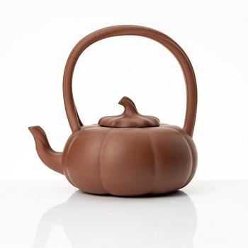 Zhang Honghua, A red yixing teapot, 1980s.