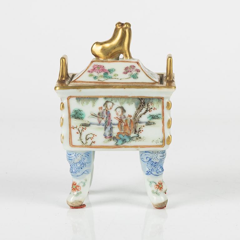 A small porcelain censer with cover, Qing dynasty, 19th Century.